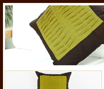 アジアンクッションカバーは正方形で、サイズは幅:約40cm、横:約40cmと使いやすいタイプです。別売りのクッションを入れると40cmよりも少し小さい印象になります。