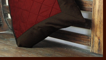 クッションカバーのさらさら感と別売りのヌードクッションの弾力が気持ちよく、いつまで持っていても暑苦しくないのが魅力です。