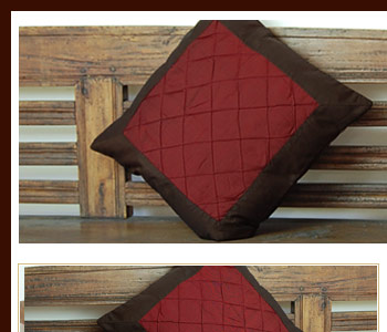 アジアンクッションカバーは正方形で、サイズは幅：約40cm、横：約40cmと使いやすいタイプです。別売りのクッションを入れると40cmよりも少し小さい印象になります。