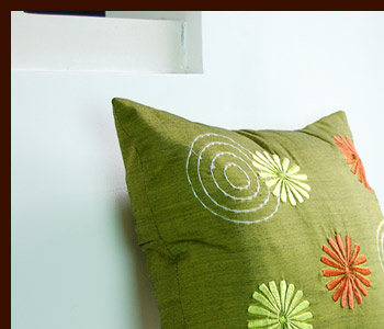 お花と渦巻きの模様が可愛いクッションカバー。