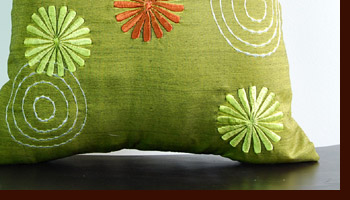 クッションカバーのさらさら感と別売りのヌードクッションの弾力が気持ちよく、いつまで持っていても暑苦しくないのが魅力です。表面のお花と渦巻きの刺繍が特徴的です。