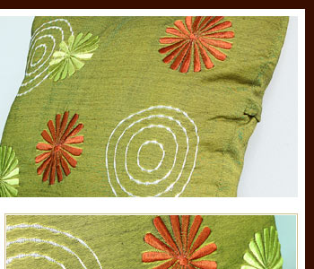 カバーの表面のお花と渦巻きの刺繍が立体的で、アジアンテイスト溢れるクッションカバーになっています。