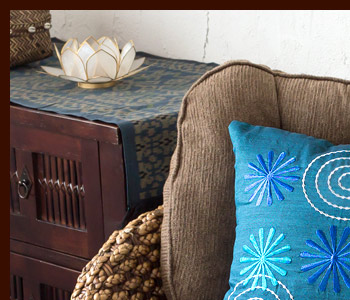 お花と渦巻きの模様が可愛いクッションカバー。