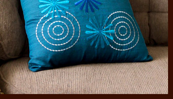 クッションカバーのさらさら感と別売りのヌードクッションの弾力が気持ちよく、いつまで持っていても暑苦しくないのが魅力です。表面のお花と渦巻きの刺繍が特徴的です。