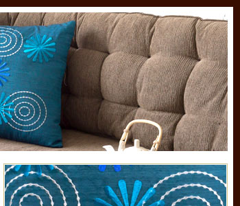 カバーの表面のお花と渦巻きの刺繍が立体的で、アジアンテイスト溢れるクッションカバーになっています。