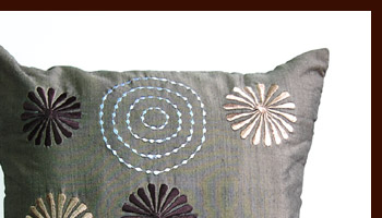 お部屋でテレビを見たり、お友達とお話をしたりする時などに、無意識にクッションを抱いたりしませんか？