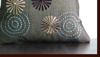 クッションカバーのさらさら感と別売りのヌードクッションの弾力が気持ちよく、いつまで持っていても暑苦しくないのが魅力です。表面のお花と渦巻きの刺繍が特徴的です。