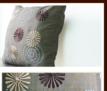 カバーの表面のお花と渦巻きの刺繍が立体的で、アジアンテイスト溢れるクッションカバーになっています。