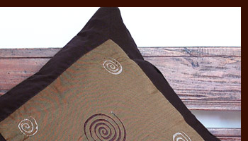 お部屋でテレビを見たり、お友達とお話をしたりする時などに、無意識にクッションを抱いたりしませんか？