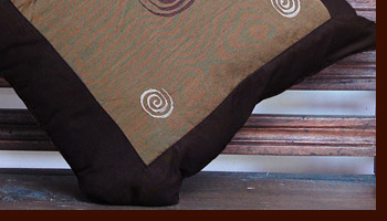 クッションカバーのさらさら感と別売りのヌードクッションの弾力が気持ちよく、いつまで持っていても暑苦しくないのが魅力です。表面の渦巻きの刺繍が特徴的です。