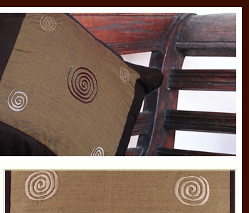 カバーの表面の渦巻きの刺繍が立体的で、アジアンテイスト溢れるクッションカバーになっています。