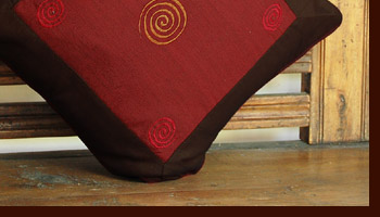 クッションカバーのさらさら感と別売りのヌードクッションの弾力が気持ちよく、いつまで持っていても暑苦しくないのが魅力です。表面の渦巻きの刺繍が特徴的です。