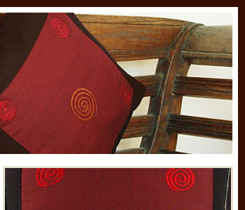 カバーの表面の渦巻きの刺繍が立体的で、アジアンテイスト溢れるクッションカバーになっています。