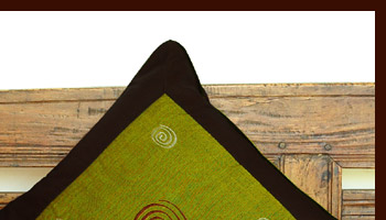 お部屋でテレビを見たり、お友達とお話をしたりする時などに、無意識にクッションを抱いたりしませんか？