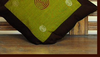 クッションカバーのさらさら感と別売りのヌードクッションの弾力が気持ちよく、いつまで持っていても暑苦しくないのが魅力です。表面のお花と渦巻きの刺繍が特徴的です。