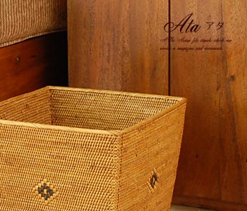 バリ島で見つけてきたダストボックスは細いアタの素材を人の手で丁寧に編み込んで出来た手間暇かけたアイテム。