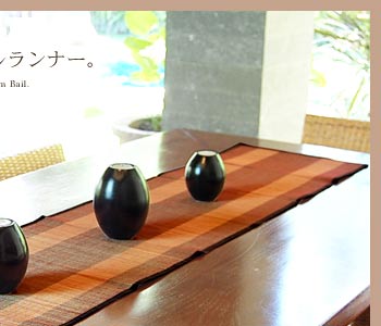 食卓にさりげなく色を添えるカラフルなテーブルランナー