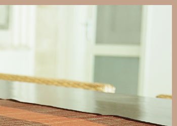 同系色で色味をおさえ、優しい雰囲気に仕上げました。バリ島ならではの素材、バナナリーフを使用した優しい触り心地のテーブルランナーです。