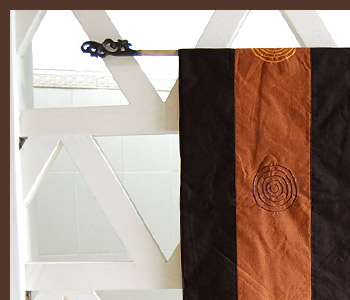 渦巻き模様がアジアンチックなバリ島のタペストリー