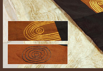 中央と両端に渦巻きのような刺繍が施されていて、