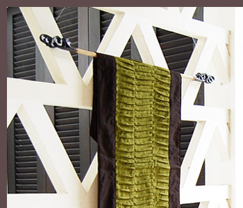 バリの独特な彩色が目をひく、アジアンタペストリー。