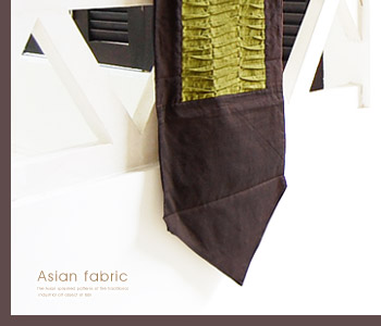 茶色を基調としたタペストリーは中央に鮮やかな緑の立体的な装飾がタペストリーに表情を出していて壁にかけていても存在感は抜群です。