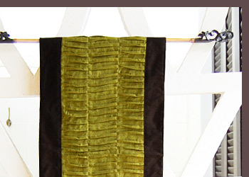 緑が鮮やかなタペストリーはダークブラウンを基調にしているので、落ち着いた雰囲気です。