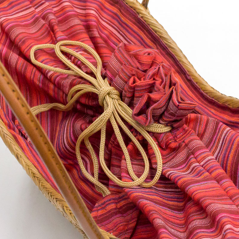 バリ島のトゥガナン村に住む職人が作った天然素材アタのかごバッグ