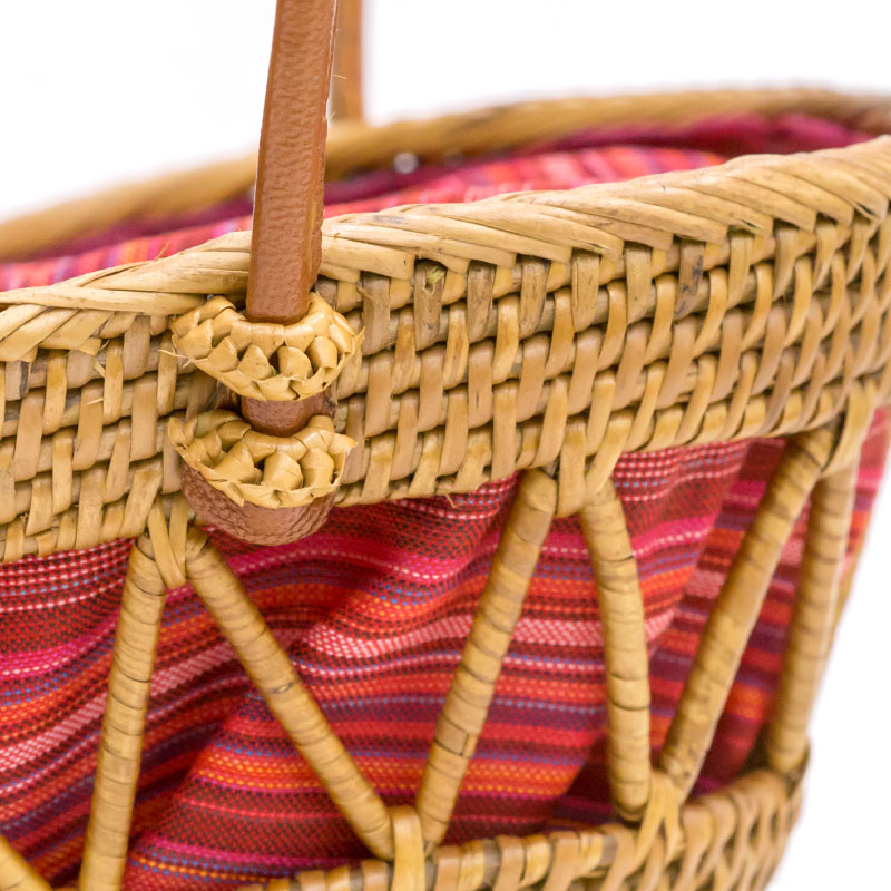 ナチュラルテイストたっぷりのアタの編み目が印象的