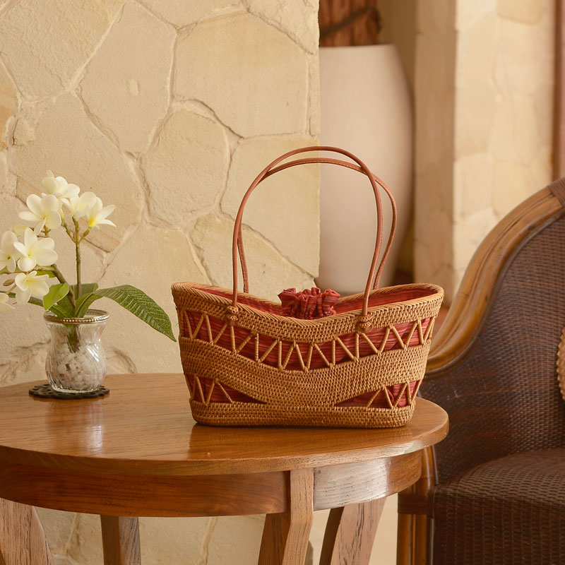 バリ島のトゥガナン村で作られたアタのバッグ