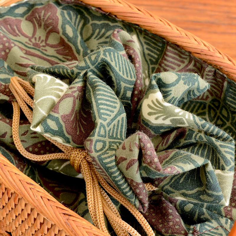 バリ島のトゥガナン村に住む職人が作った天然素材アタのかごバッグ