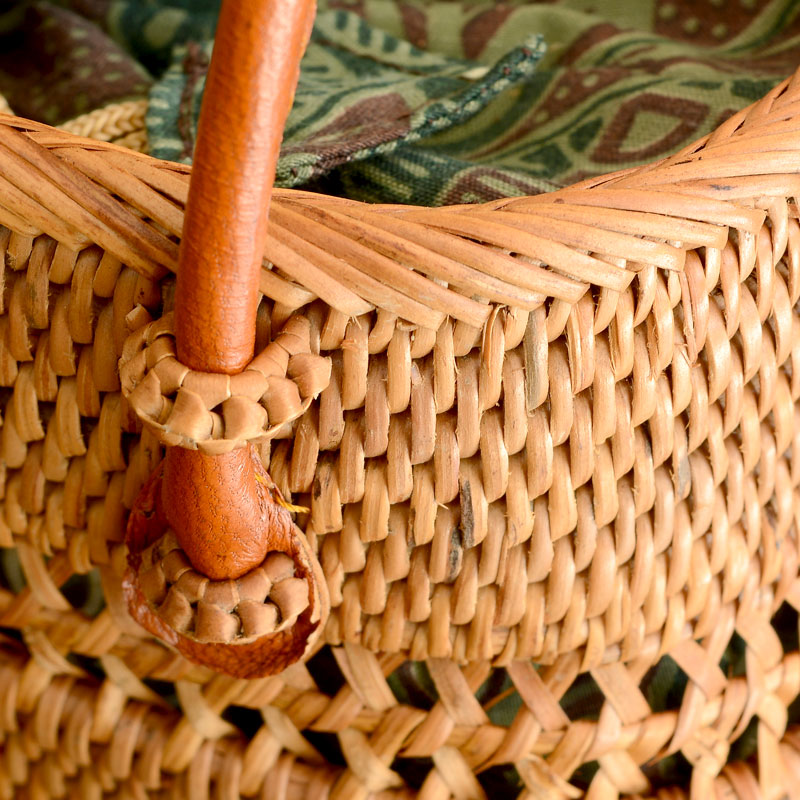 ナチュラルテイストたっぷりのアタの編み目が印象的