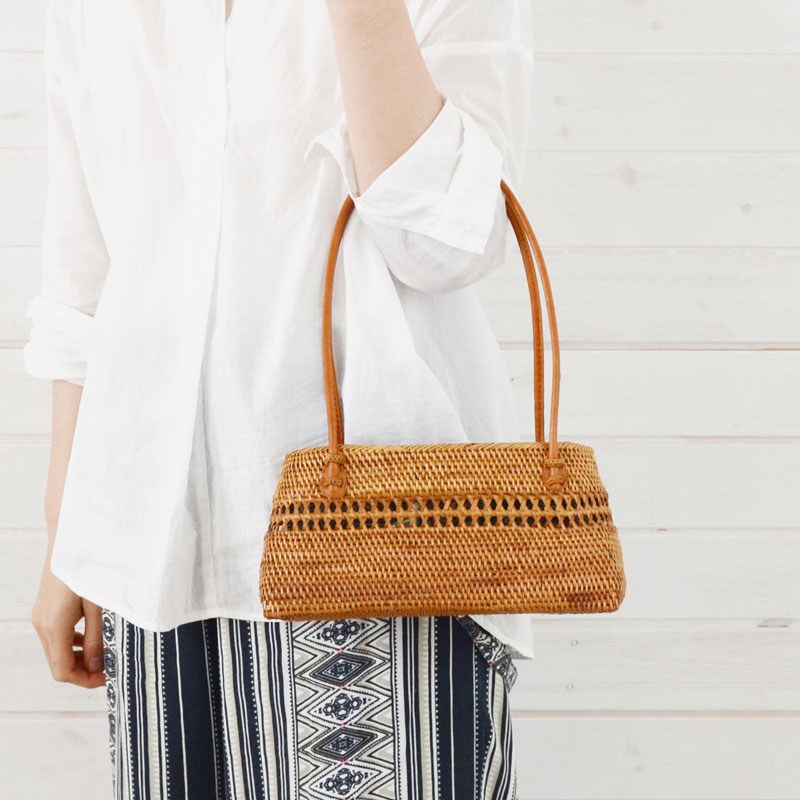 バリ島のトゥガナン村で作られたアタのバッグ