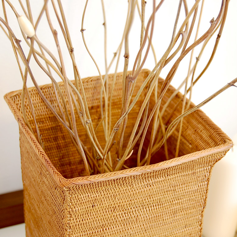 バリ島のトゥガナン村に住む職人が作ったアタのバスケット