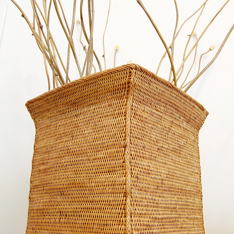 ナチュラルテイストたっぷりのアタの編み目が印象的