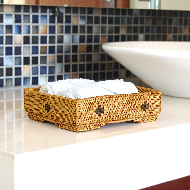 アタで編まれた脚つきバスケットトレイ