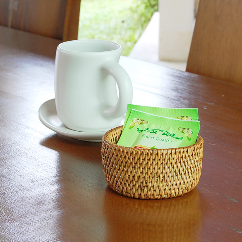 アタで編まれた小さな筒形ケース