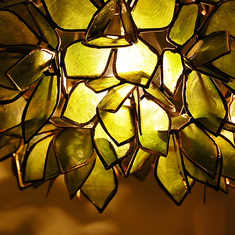 間接照明のような幻想的な雰囲気で演出