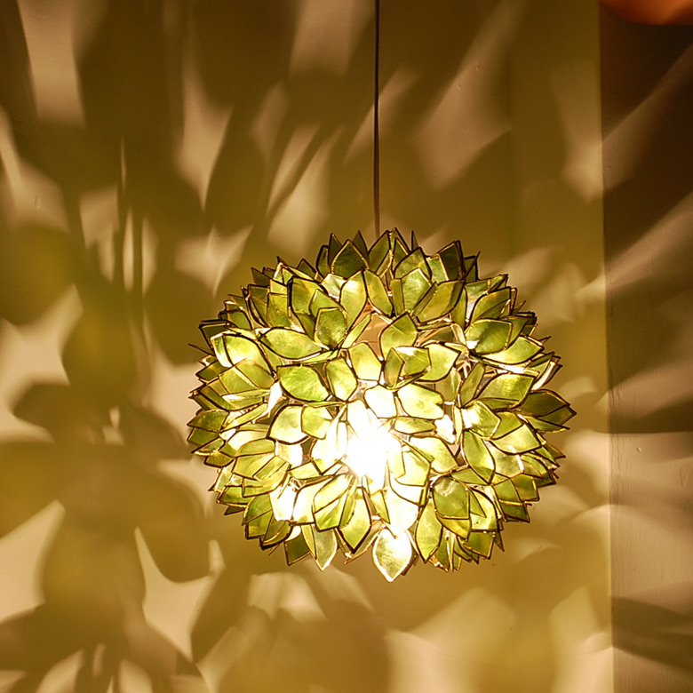 天然ならではの美しい輝きで、透明近くまで薄く削られたシェルはとても繊細。