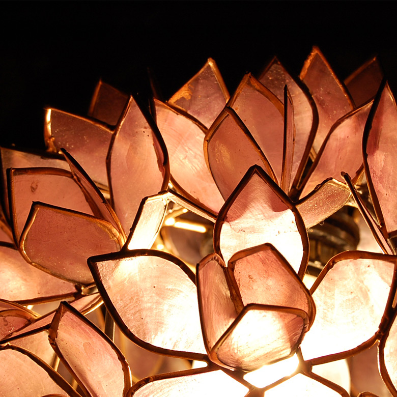 間接照明のような幻想的な雰囲気で演出