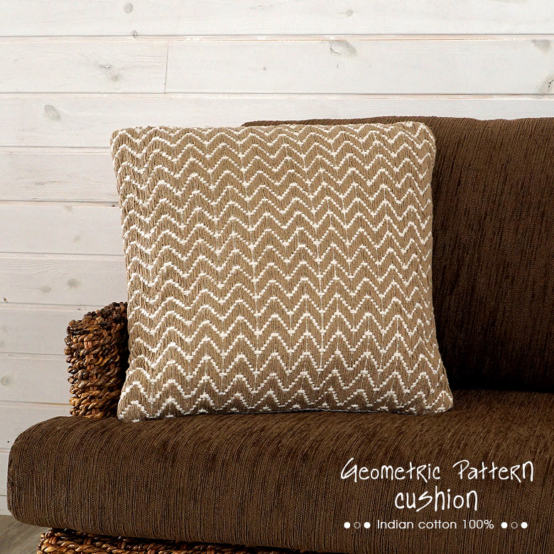 幾何学パターンクッション、シェブロン柄45cm×45cm