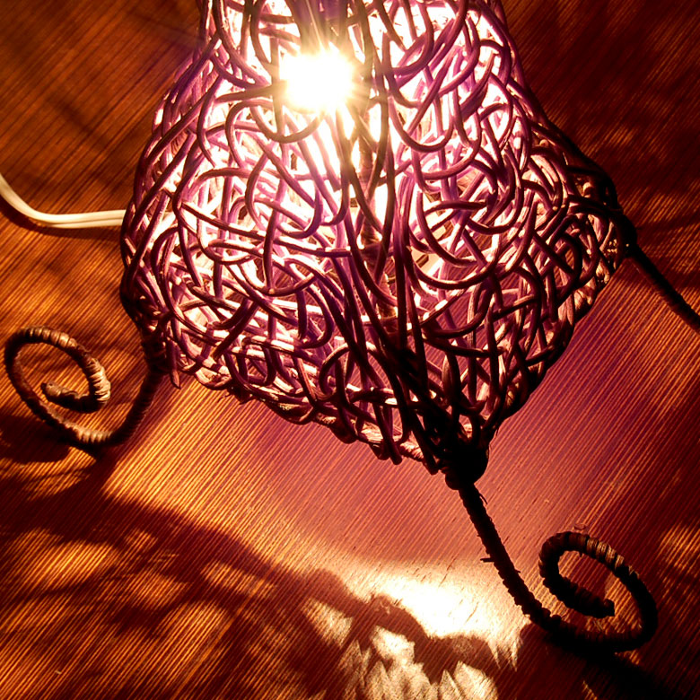 お部屋に幾何学模様の光と影が浮かび上がり、素敵に演出