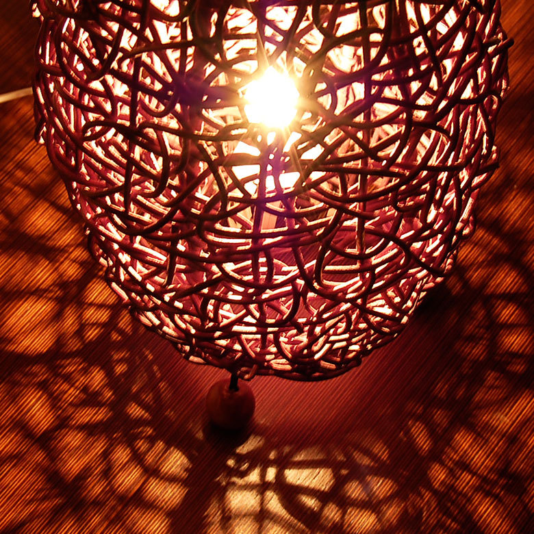 スイッチを入れるとラタンの隙間から お部屋に幾何学模様の光と影が広がります