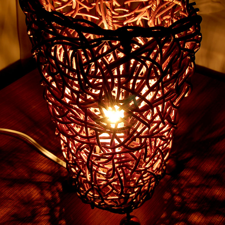 スイッチを入れるとラタンの隙間から お部屋に幾何学模様の光と影が広がります