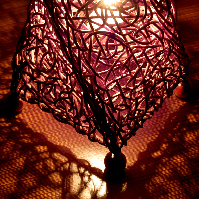 スイッチを入れるとラタンの隙間から お部屋に幾何学模様の光と影が広がります