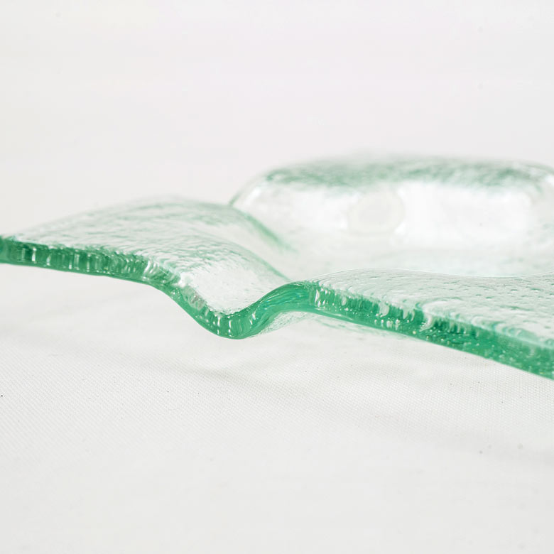 ガラスでできたスクエア型アッシュトレイ