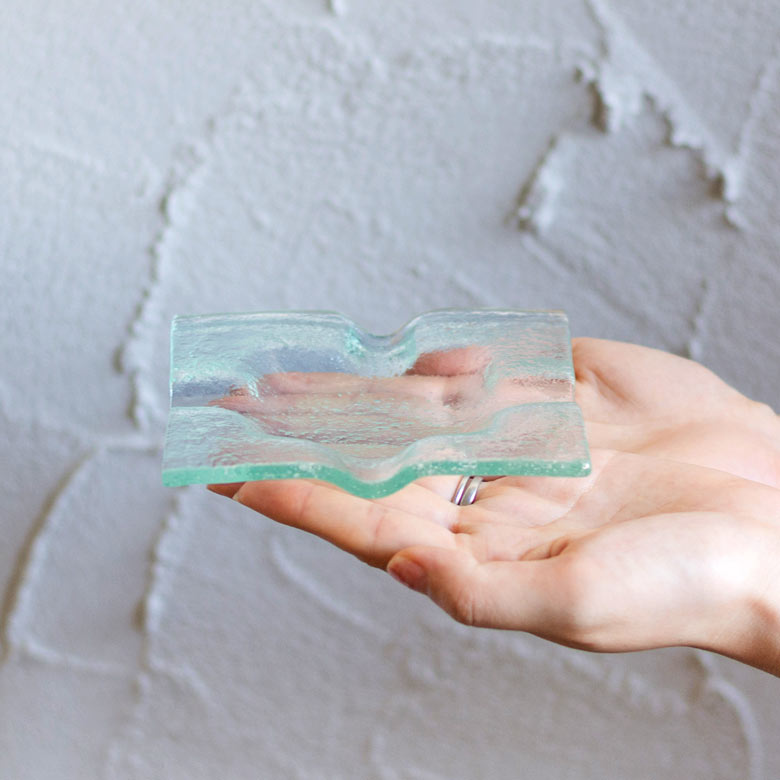 ガラスでできたスクエア型アッシュトレイ