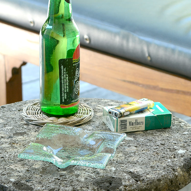 ガラスでできたスクエア型アッシュトレイ