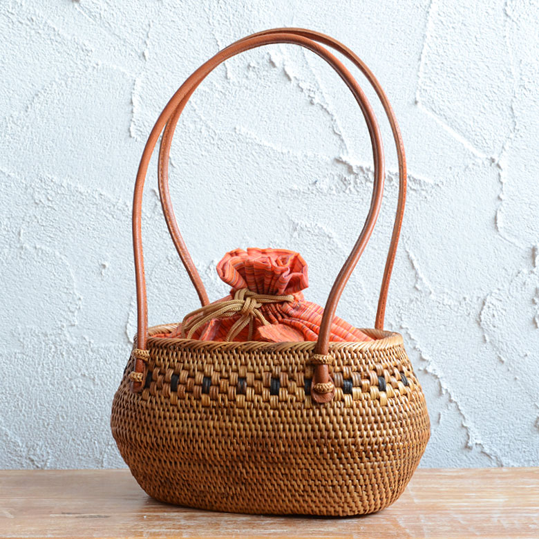 アタで編まれたかごバッグ