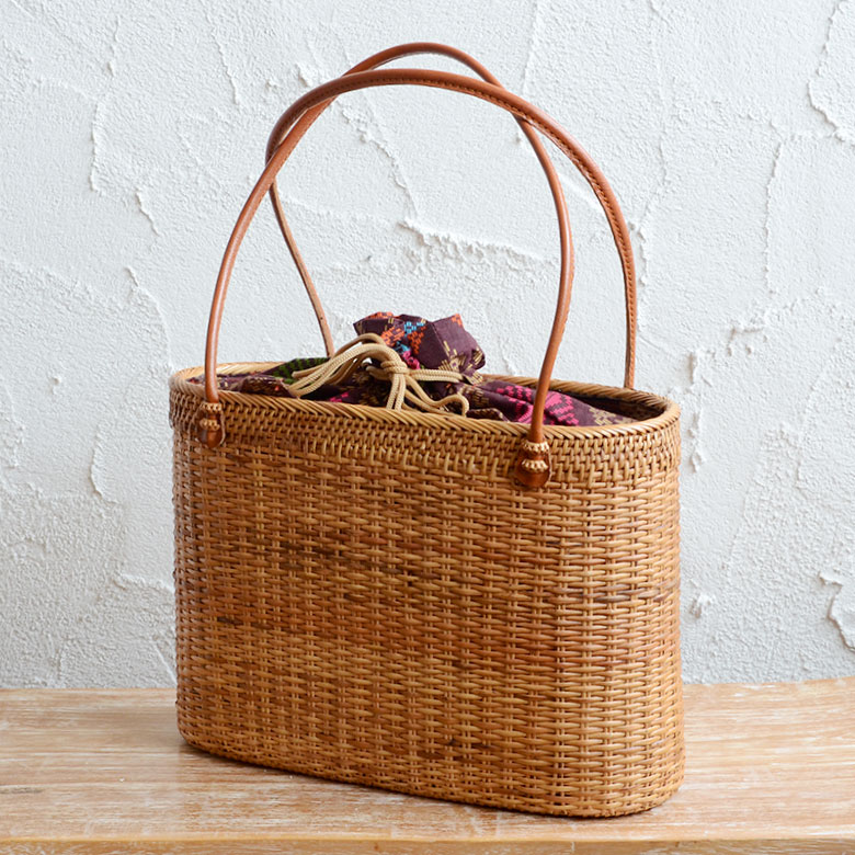 アタで編まれたかごバッグ